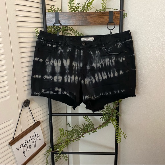 torrid Pants - Torrid|20|Black Tie Dye Vintage Stretch Mid Rise Midi Short